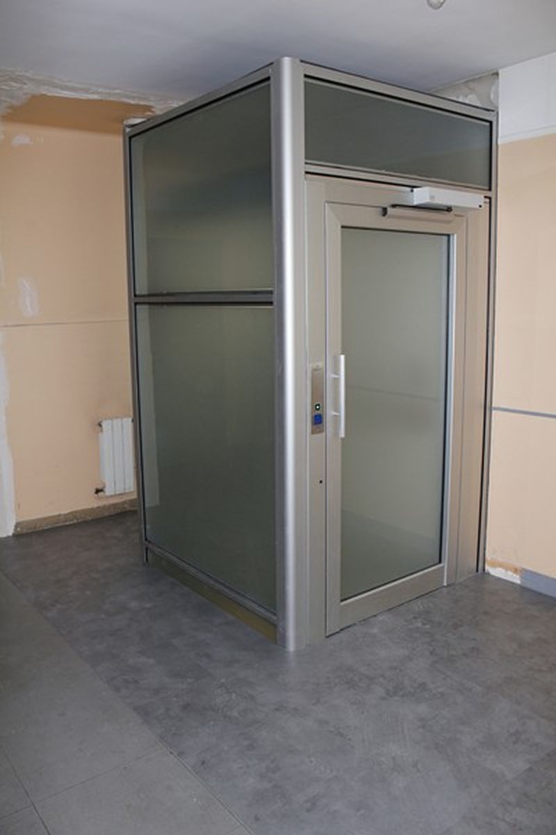 Montage d'un ascenseur pour handicapé à coté de Clichy-la-Garenne 92