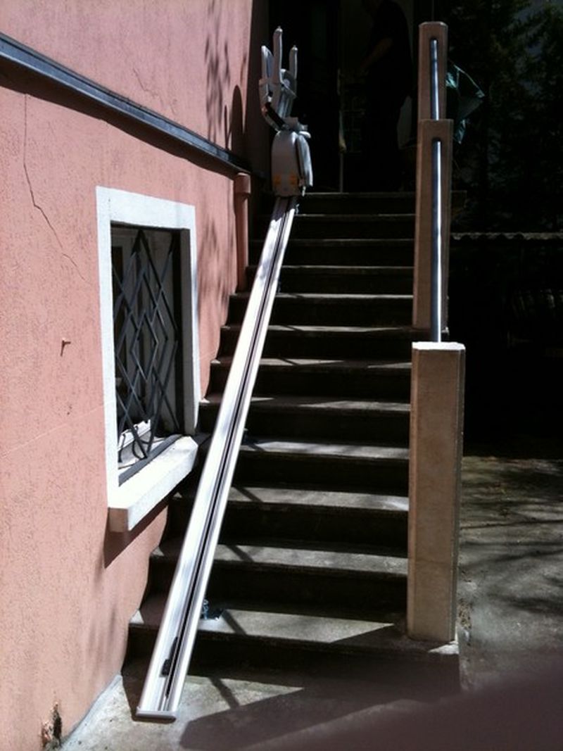 Montage d'un monte escalier droit en extérieur à La Queue en Brie 94