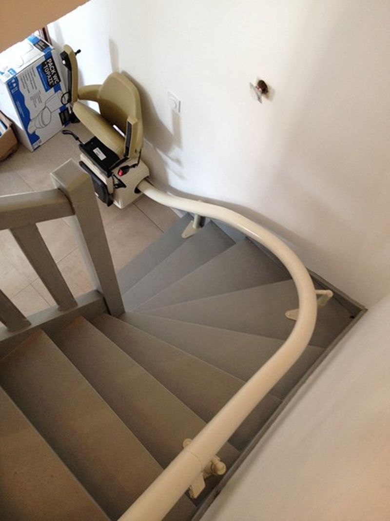Implantation d'un fauteuil monte personne pour escalier à Gellainville