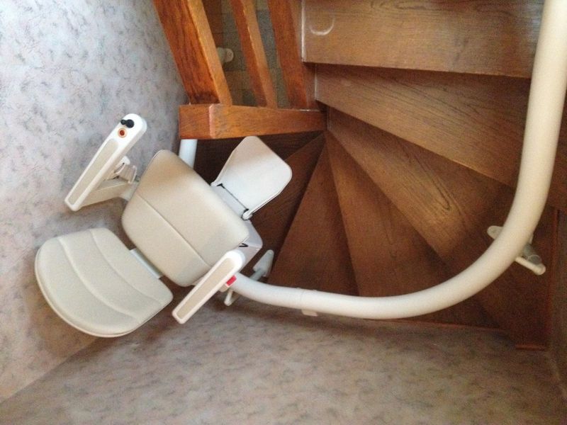 Installer un siège monte escalier électrique autour du 92