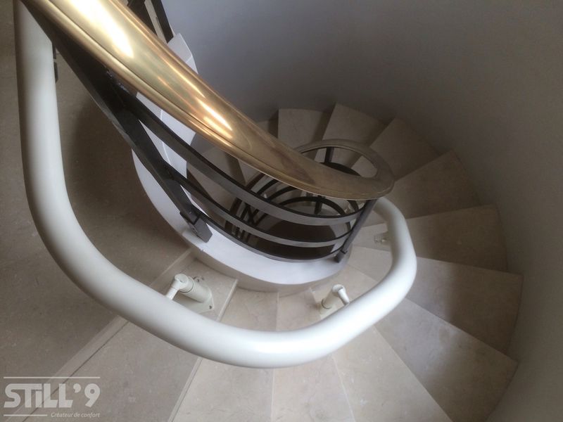 Implantation d'un fauteuil d'escalier courbe dans les environs de Paris 75