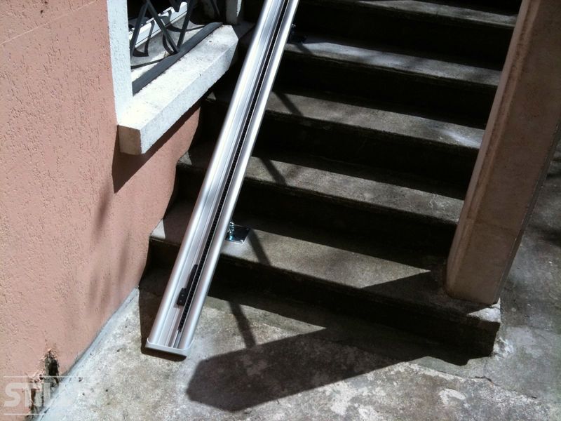 Fixation d'une chaise monte escalier en extérieur dans les environs de Paris 75