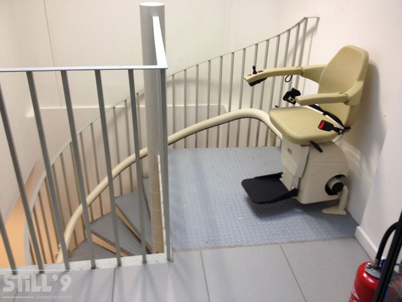 Adapter un fauteuil monte escalier électrique vers Ris Orangis 91