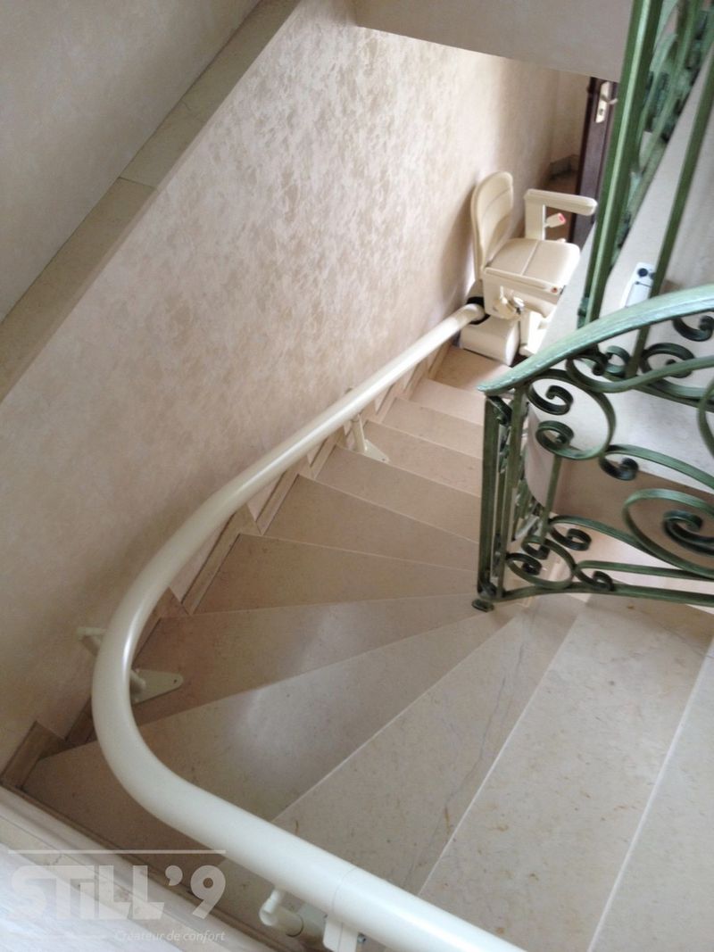 Vente d'une chaise d'escalier courbe dans les environs de la Seine et Marne 77