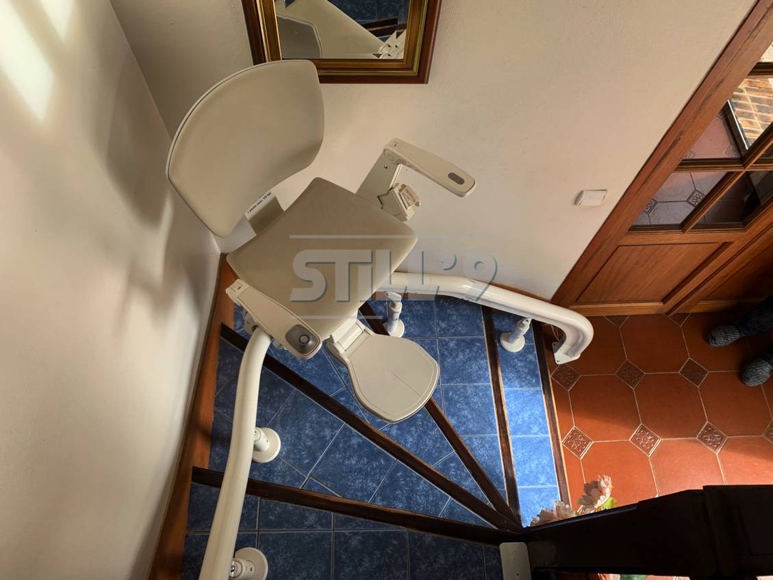 Monter un siège monte-escalier avec virage à côté de Villeneuve sur Bellot 77