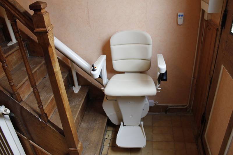 Placer une chaise monte personne pour escalier à Suresnes 92