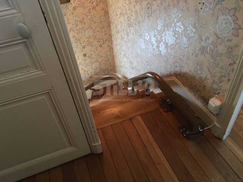 Mise en place d'un siège élévateur électrique pas très loin d'Auvers sur Oise 95