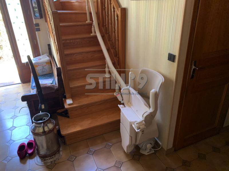Utilisation d'un monte-escalier intérieur avec virage à Linas 91