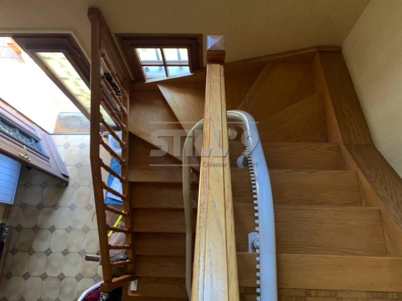 Installateur de monte-escalier intérieur avec virage proche de Linas 91