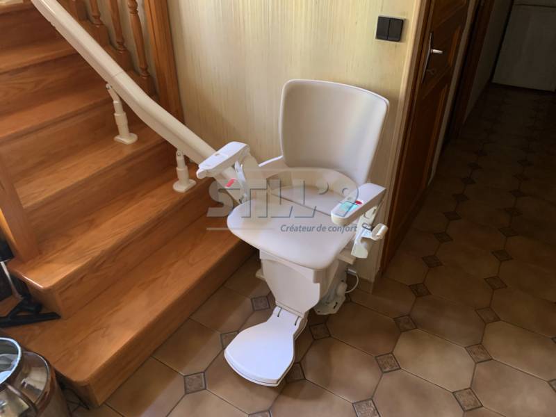 Aménager un monte-escalier intérieur avec virage non loin de Linas 91