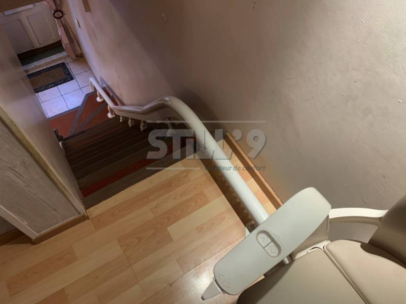 Fixer un siège d'escalier électrique intérieur dans les environs de Rozay en Brie en Seine et Marne 