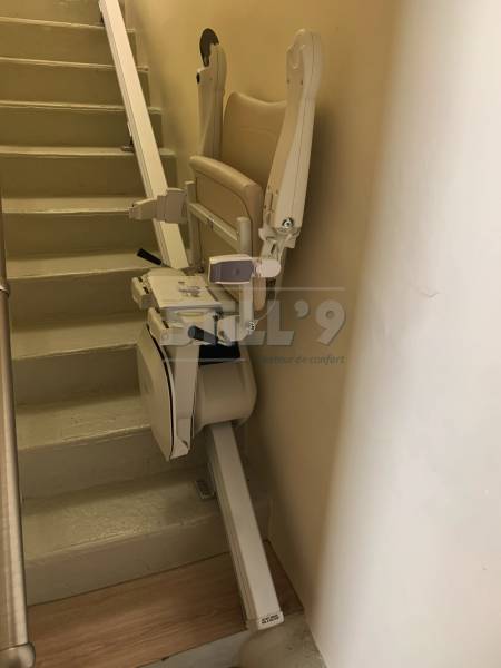 Implantation d'un monte-escalier droit dans un escalier pentu à Fontenay aux Roses 92