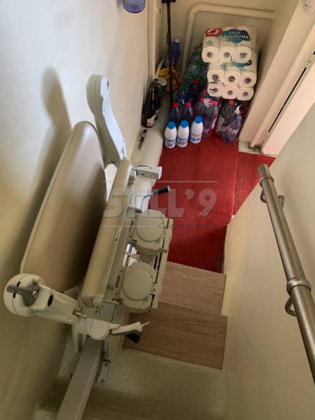 Utilisation d'un monte-escalier dans un escalier raide vers Fontenay aux Roses 92