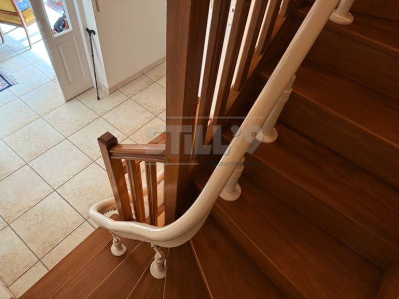 Utilisation d'un siège électrique d'escalier intérieur à Bures sur Yvette 91