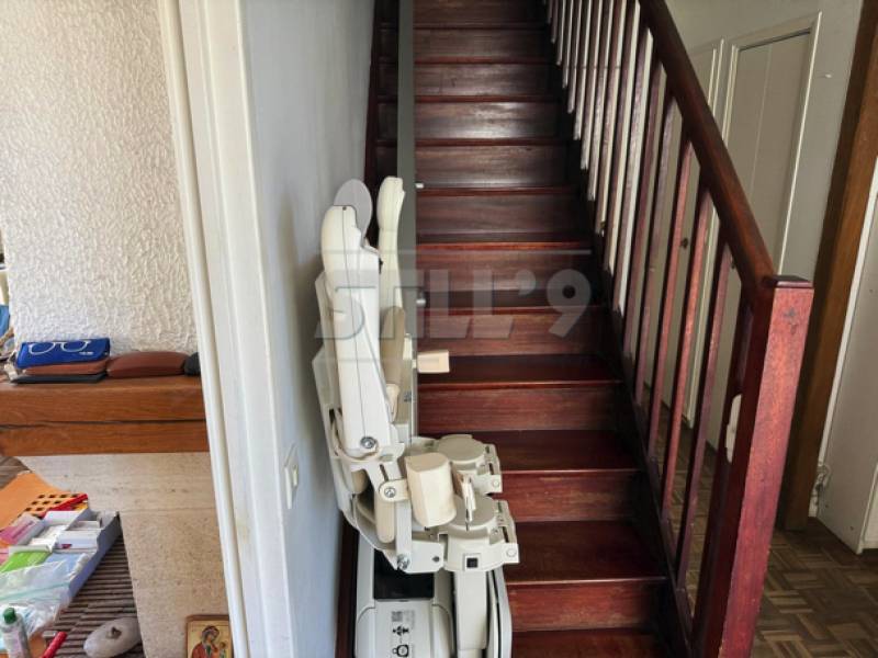 Montage d'un fauteuil monte-escalier droit intérieur à proximité de Bruyères sur Oise 95