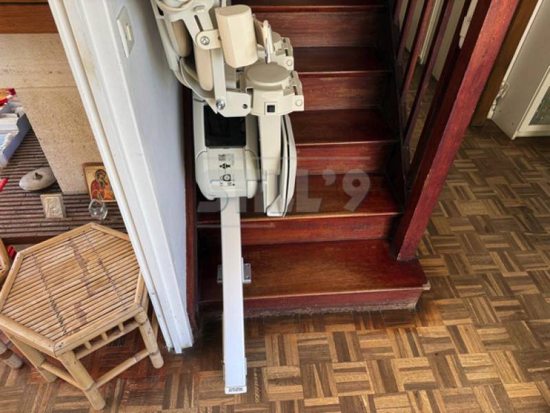 Mettre en place un fauteuil monte-escalier droit intérieur autour du Val d'Oise 95