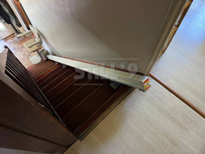 Utilisation d'un fauteuil monte-escalier droit intérieur dans le département 95
