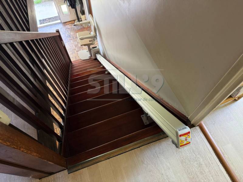 Pose d'un fauteuil monte-escalier droit intérieur dans le département du 95