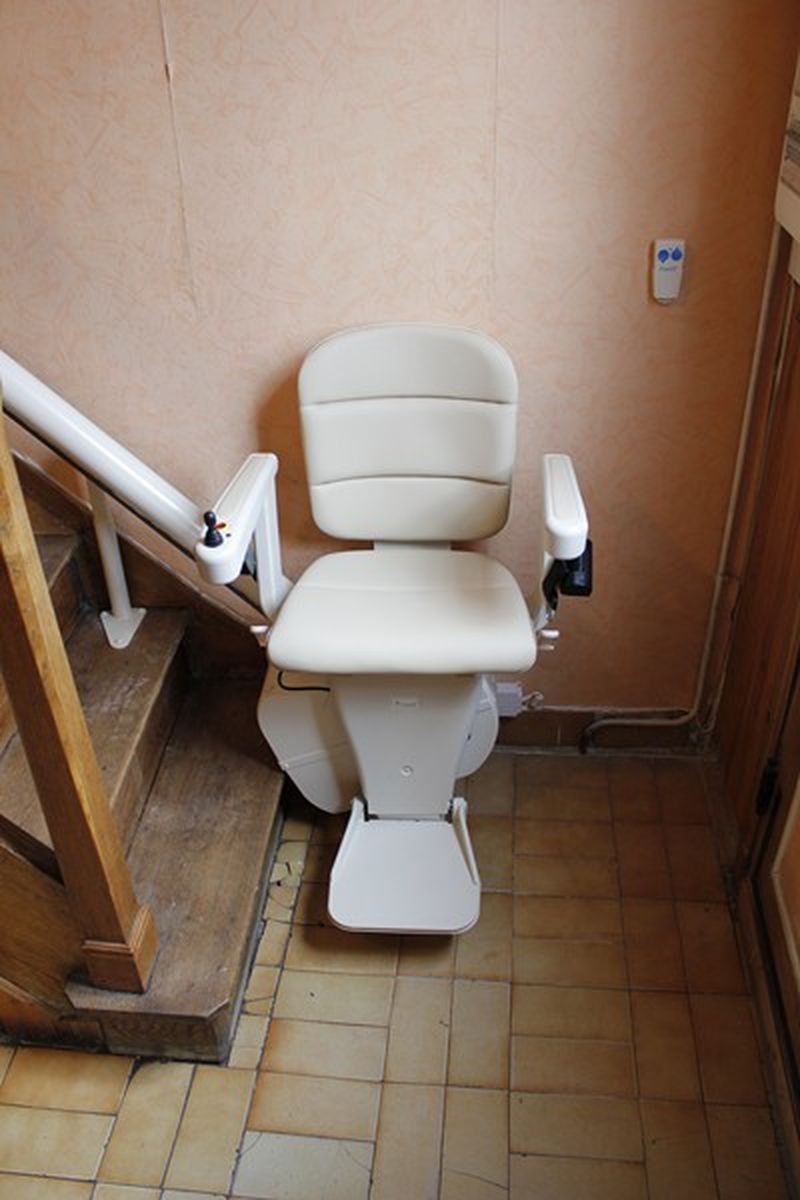 Disposer un fauteuil élévateur pour escalier près de Suresnes 92