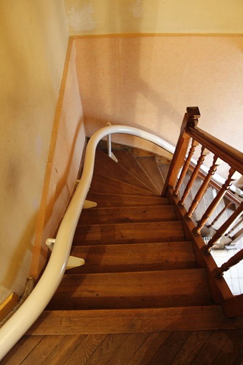 Ajustement d'une chaise montante pour escalier dans le département des Hauts de Seine 92