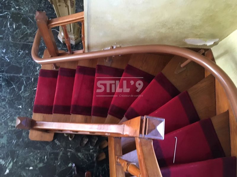 Pose d'un siège élévateur pour personnes âgées dans le 77